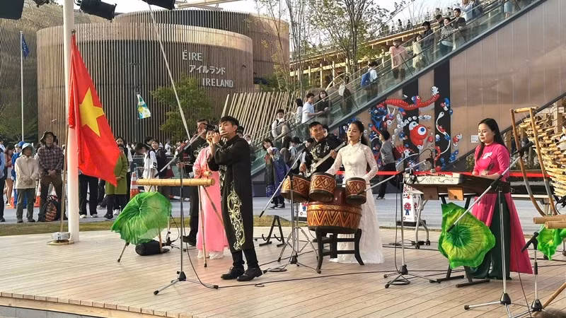 Sân khấu Inner-địa điểm thường xuyên diễn ra các hoạt động biểu diễn nghệ thuật.