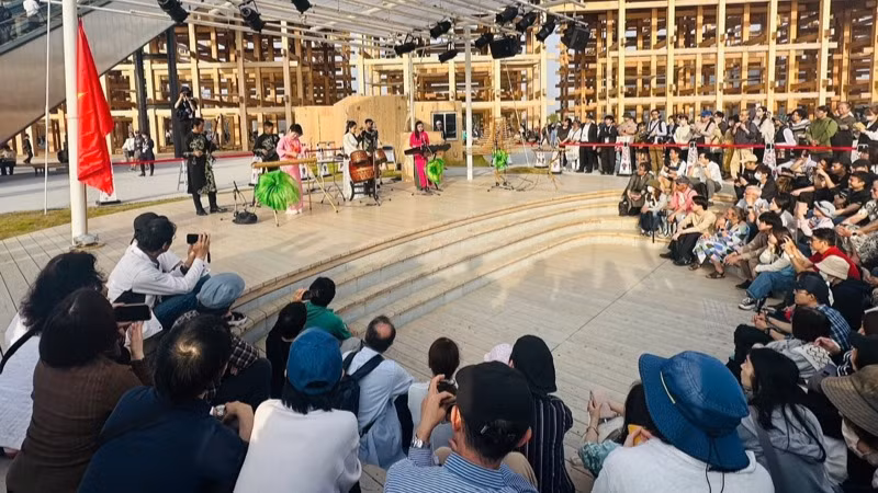 Khán giả dự chương trình nghệ thuật ngoài trời đầu tiên của Việt Nam tại EXPO 2025. 