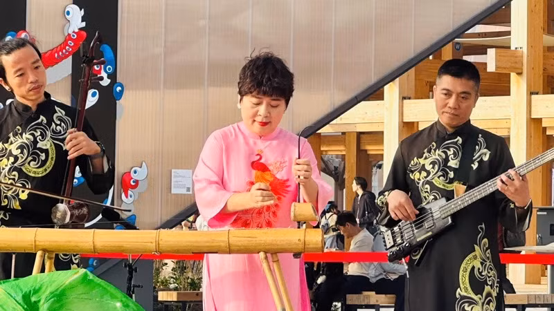 Nghệ sĩ ưu tú Bùi Lệ Chi biểu diễn nhạc phẩm Cung đàn đất nước. (Ảnh: XUÂN KHẢI)