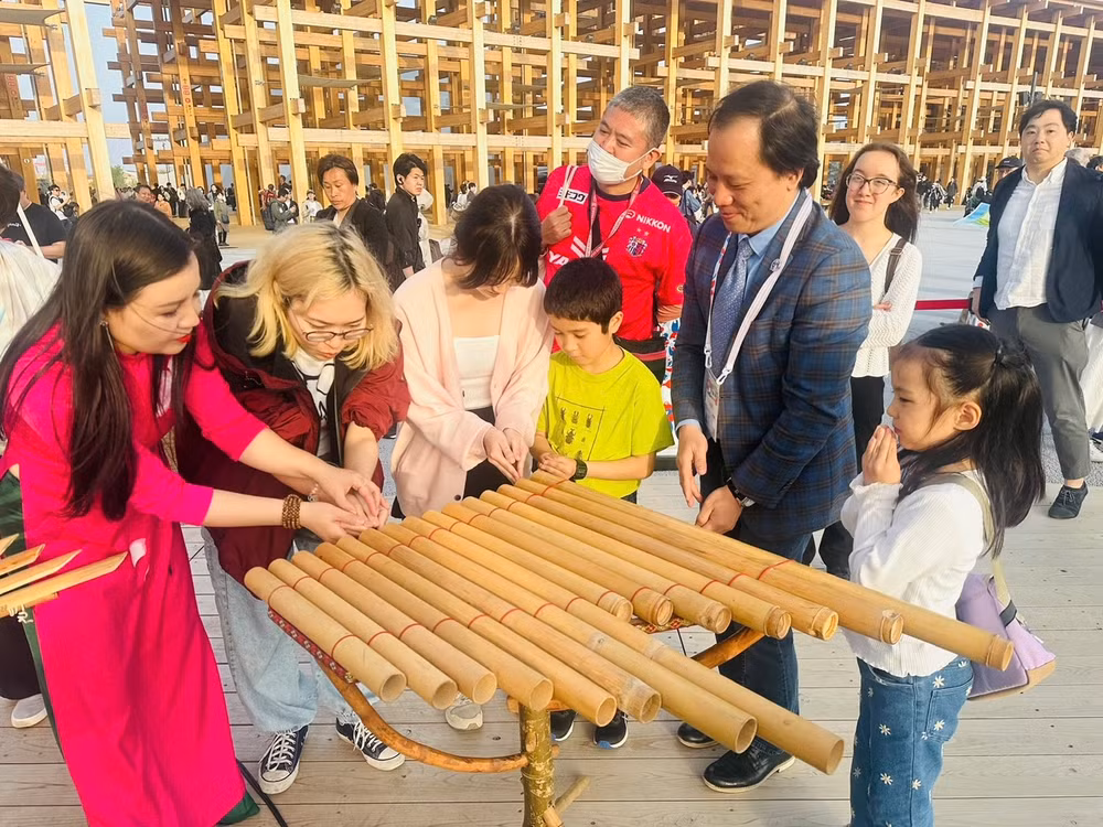 Phó Tổng đại diện Việt Nam tại EXPO 2025 Osaka Trần Nhất Hoàng giới thiệu nhạc cụ truyền thống của Việt Nam.
