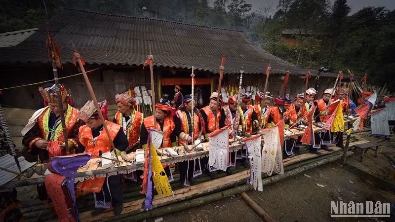 Cộng đồng Dao đỏ ở Tả Phìn gìn giữ nguyên gốc lễ cấp sắc độc đáo. (Ảnh: VŨ LINH)