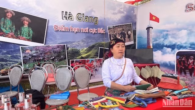 Chị Giàng Thị Say giới thiệu sản phẩm lưu niệm làm từ vải lanh. 