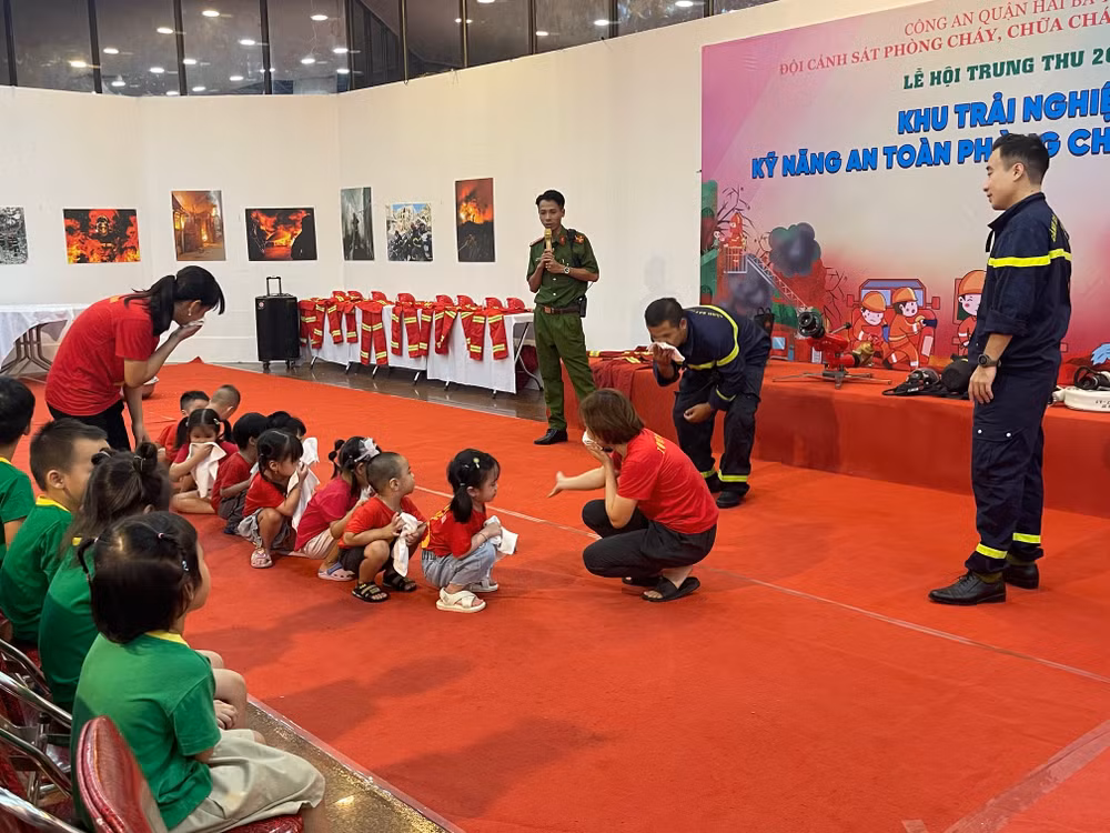 Hướng dẫn kỹ năng an toàn phòng cháy, chữa cháy cho thiếu nhi. (Ảnh: BTC cung cấp)