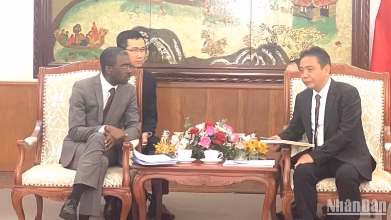 Quang cảnh buổi trao đổi. (Ảnh: NGỌC LIÊN)