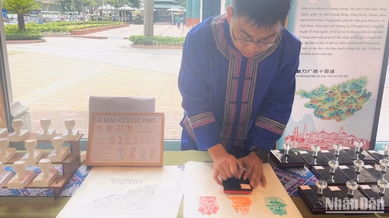 Giới thiệu nét văn hóa đặc sắc tại chương trình “Trà hài hòa thế giới-Nhã tập 2025”.