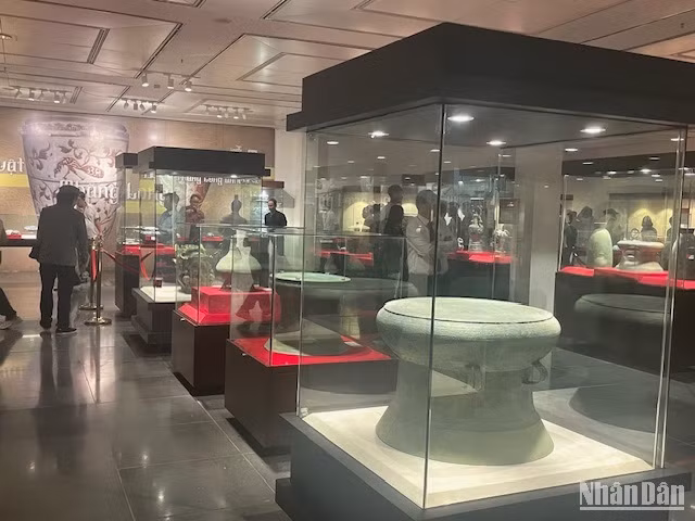 Các cổ vật được trưng bày tại triển lãm.