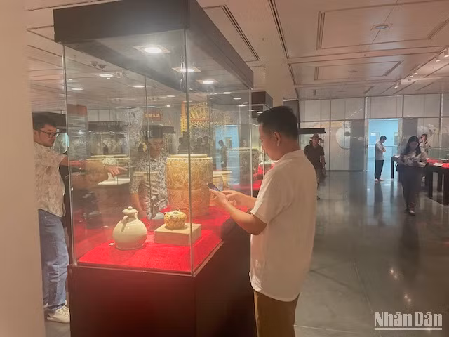 Khách tham quan triển lãm.