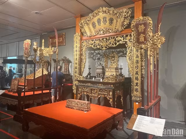Hiện vật gỗ sơn son thếp vàng.