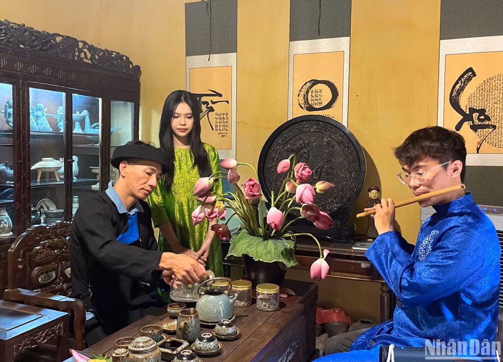 Nghệ sĩ trẻ Đỗ Quang Minh trình diễn sáo trúc.