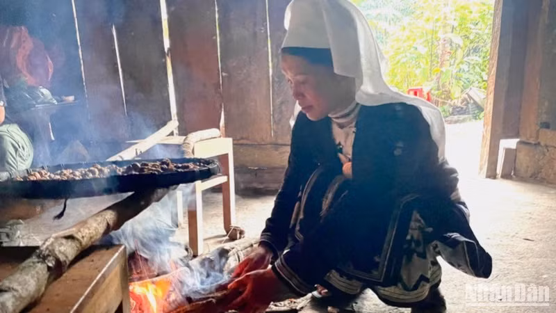 Nét đẹp trang phục truyền thống của người Dao Tiền, tỉnh Cao Bằng.