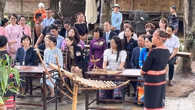 Hai phu nhân tìm hiểu về văn hóa các dân tộc Tây Nguyên. Hai phu nhân tìm hiểu về văn hóa các dân tộc Tây Nguyên.