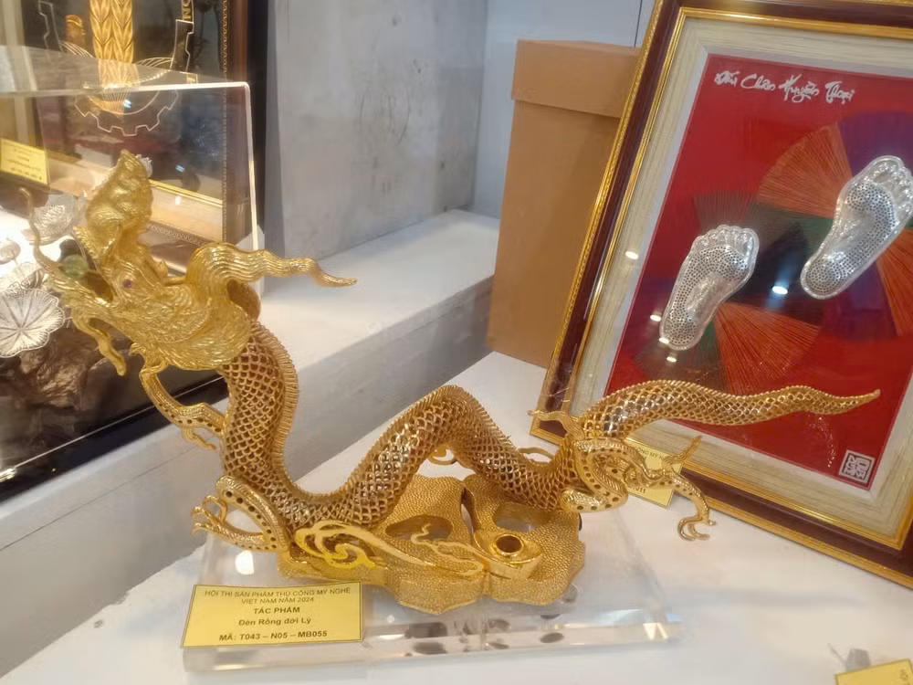 Sản phẩm thủ công trưng bày tại triển lãm. Sản phẩm thủ công trưng bày tại triển lãm.
