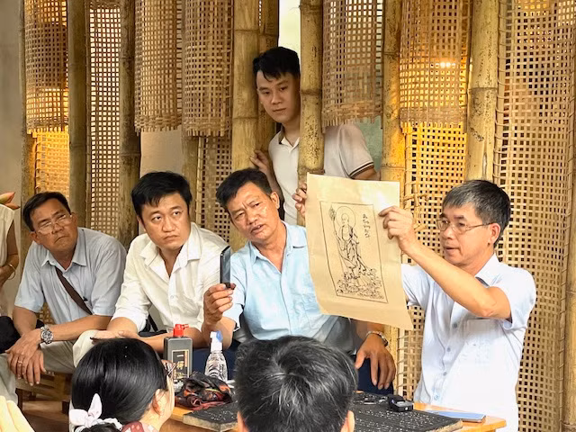 Nghệ nhân Nguyễn Danh Làm thao tác các công đoạn khắc in mộc bản