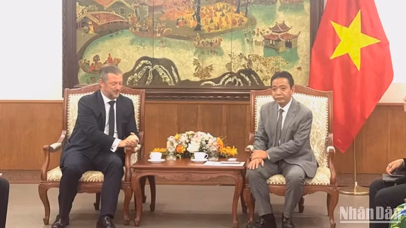 Thứ trưởng Hoàng Đạo Cương tiếp Chủ tịch Ủy ban Paralympic quốc tế Andrew Parsons.