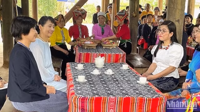Hai phu nhân lắng nghe giới thiệu về văn hóa đồng bào Thái. Hai phu nhân lắng nghe giới thiệu về văn hóa đồng bào Thái.