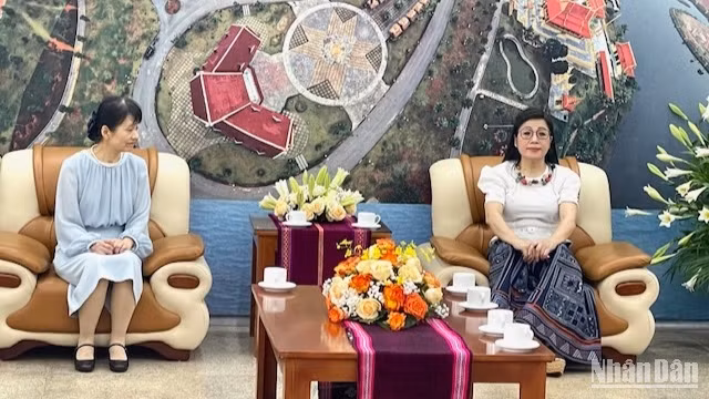 Hai phu nhân nghe giới thiệu về Làng Văn hóa-Du lịch các dân tộc Việt Nam. Hai phu nhân nghe giới thiệu về Làng Văn hóa-Du lịch các dân tộc Việt Nam.