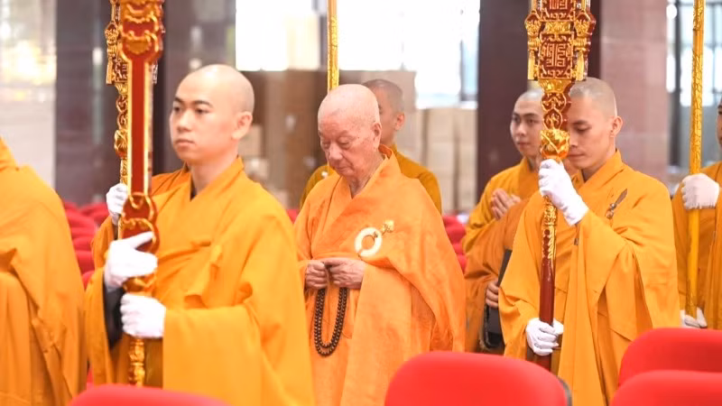 Đại đức lão hòa thượng Thích Trí Quảng, đệ tứ Giáo hội Phật giáo Việt Nam khảo sát tiến độ chuẩn bị Đại lễ Vesak 2025.