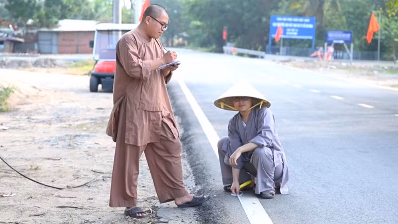 Khảo sát, đo các cung đường cắm cờ Phật giáo tại đại lễ Vesak 2025.