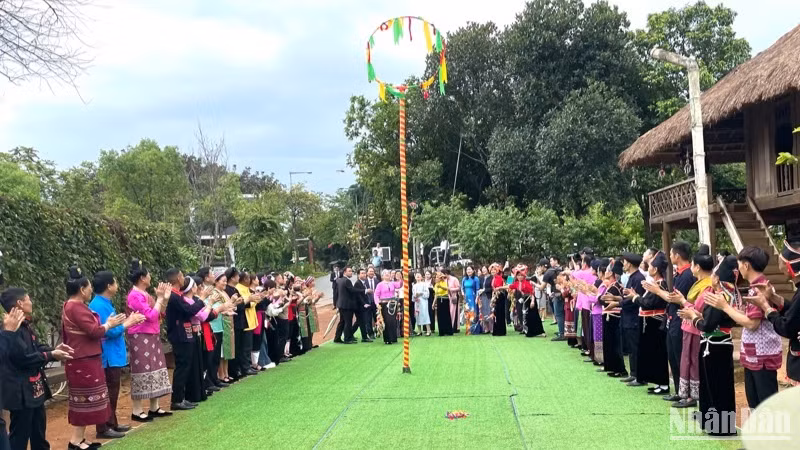 Trò chơi ném còn của đồng bào Thái.