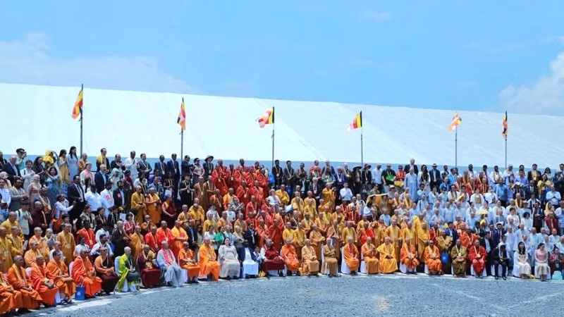 Các đại biểu tham dự Vesak 2025 chụp ảnh lưu niệm. (Ảnh: VESAK 2025)