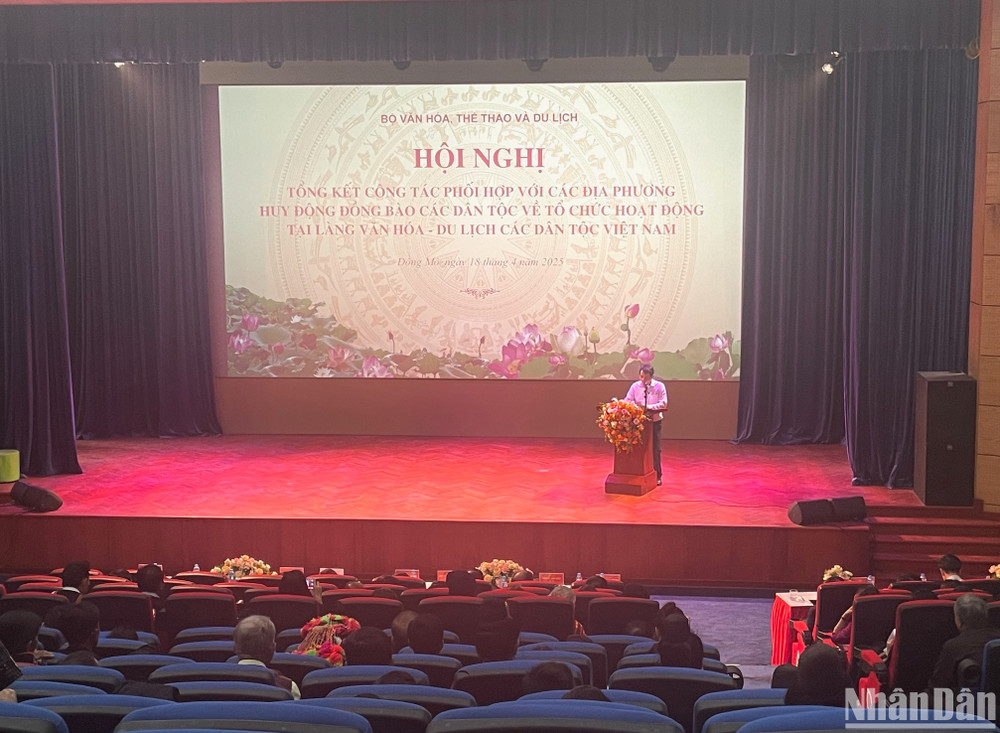 Phó Giám đốc Sở Văn hóa, Thể thao và Du lịch tỉnh Đắk Lắk Lại Đức Đại trình bày tham luận. Phó Giám đốc Sở Văn hóa, Thể thao và Du lịch tỉnh Đắk Lắk Lại Đức Đại trình bày tham luận.