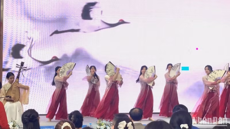 Thế hệ trẻ mở rộng hiểu biết thông qua hoạt động giao lưu văn hóa.