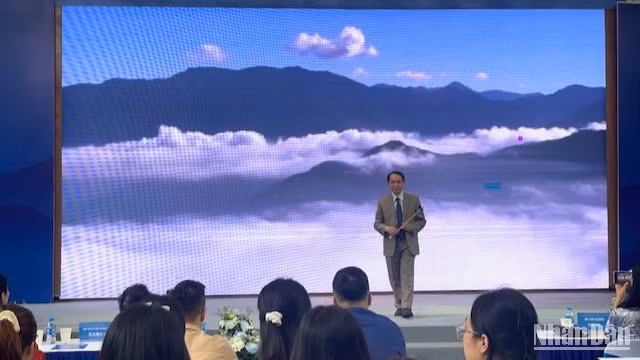 Phó Chủ tịch Hội Hữu nghị Việt–Trung Nguyễn Vinh Quang biểu diễn tiết mục thổi sáo.