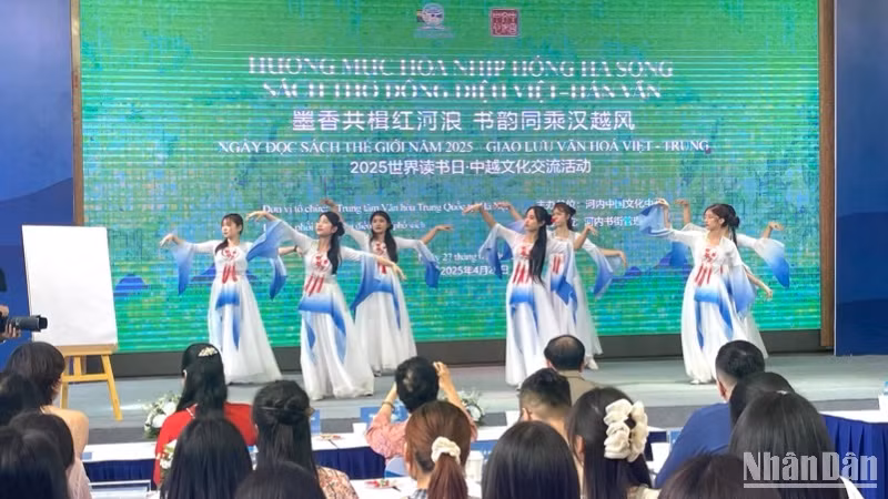 Biểu diễn văn nghệ trong chương trình giao lưu văn hóa-Việt Trung. 