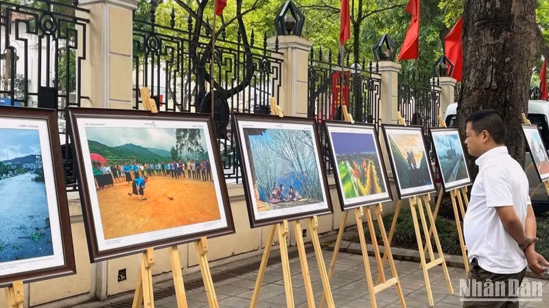 Trưng bày tác phẩm nhiếp ảnh trong Lễ phát động giải thưởng truyền thông “Việt Nam Hạnh phúc - Happy Vietnam 2025”.