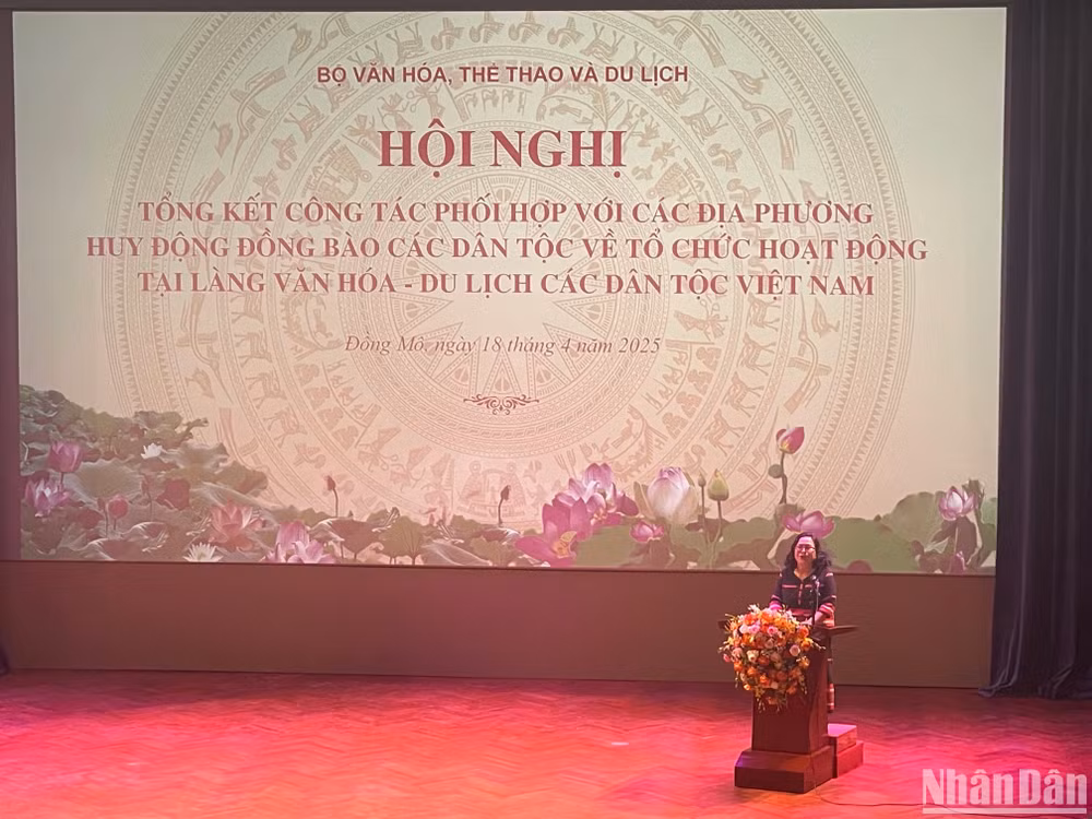 Nghệ nhân Y Sinh-đại diện 16 cộng đồng dân tộc tham gia hoạt động hằng ngày tại Làng Văn hóa-Du lịch các dân tộc Việt Nam chia sẻ ý kiến.