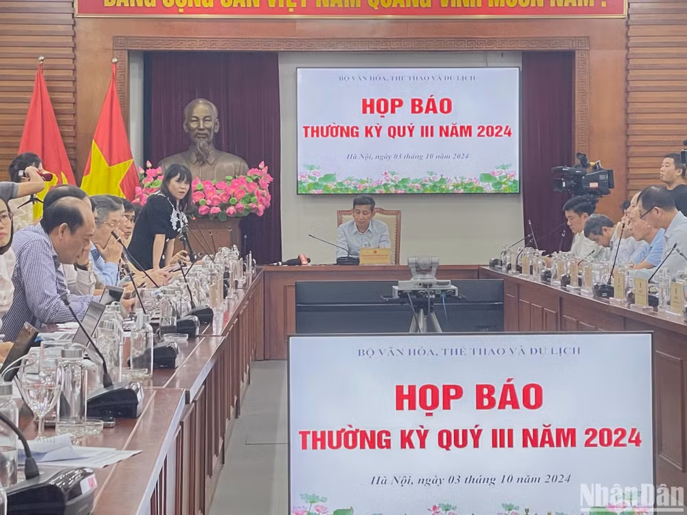 Cục trưởng Cục Văn hóa cơ sở Ninh Thị Thu Hương trả lời báo chí.