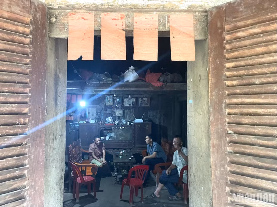 Ông Chu Ứng Tích tiếp khách trong gian chính của ngôi nhà.