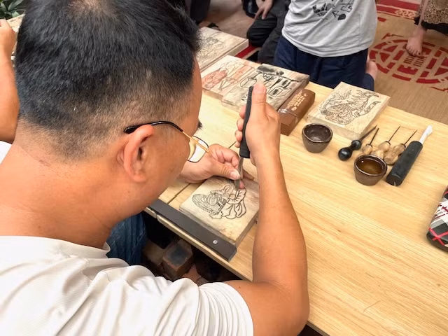 Công đoạn khắc tranh