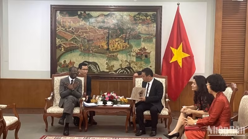 Ông Lazare Eloundou Assomo, Giám đốc Trung tâm Di sản Thế giới của UNESCO làm việc với Bộ Văn hóa, Thể thao và Du lịch Việt Nam. (Ảnh: NGỌC LIÊN)