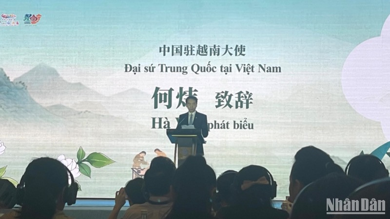 Đại sứ Trung Quốc tại Việt Nam Hà Vĩ phát biểu. Đại sứ Trung Quốc tại Việt Nam Hà Vĩ phát biểu.