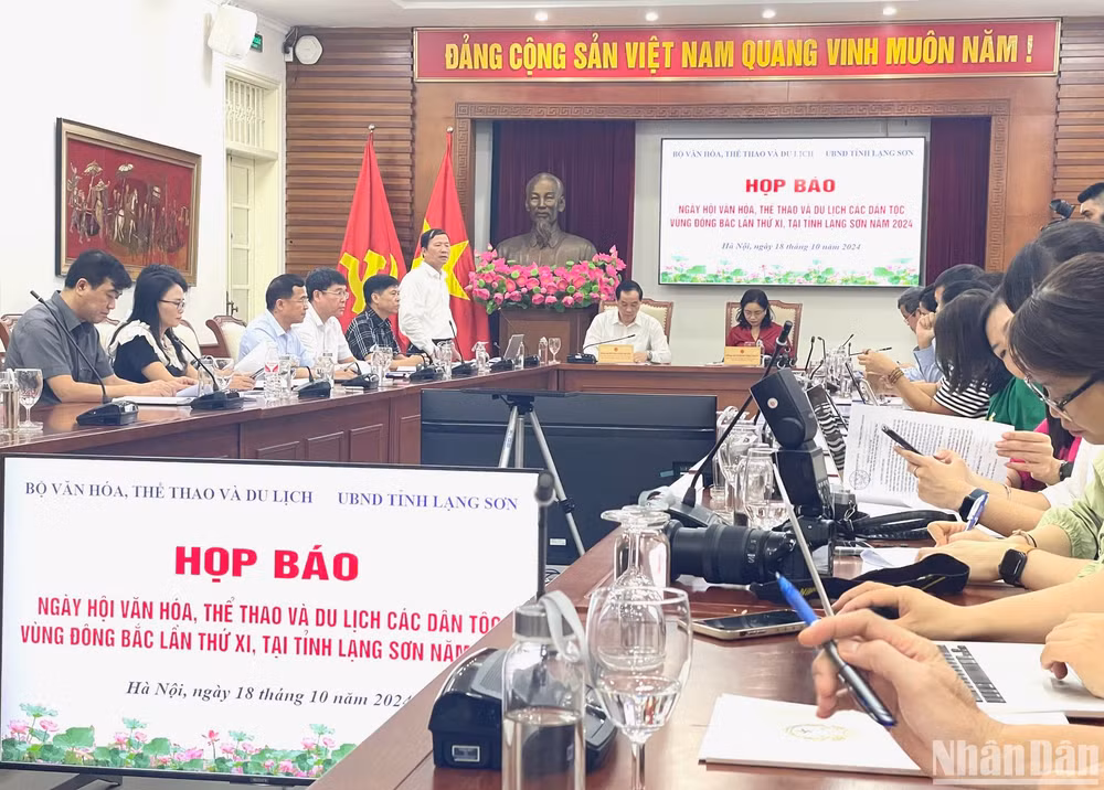 Giám đốc Sở Văn hóa, Thể thao và Du lịch tỉnh Lạng Sơn Nguyễn Đình Ân thông tin với báo chí.