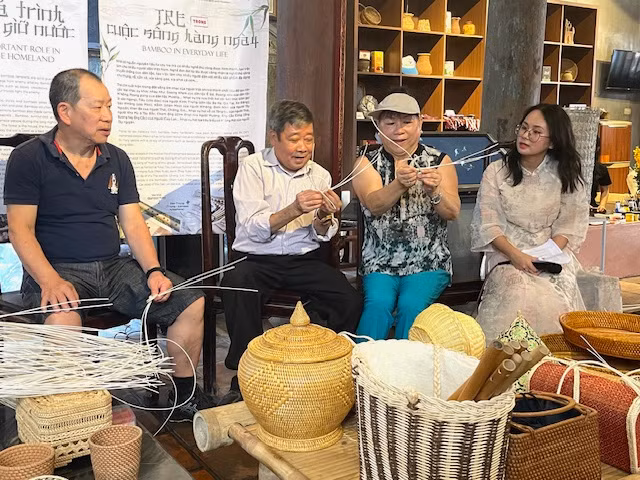 Nghệ nhân ưu tú Nguyễn Văn Trung chia sẻ về sản phẩm mây tre đan. Nghệ nhân ưu tú Nguyễn Văn Trung chia sẻ về sản phẩm mây tre đan.