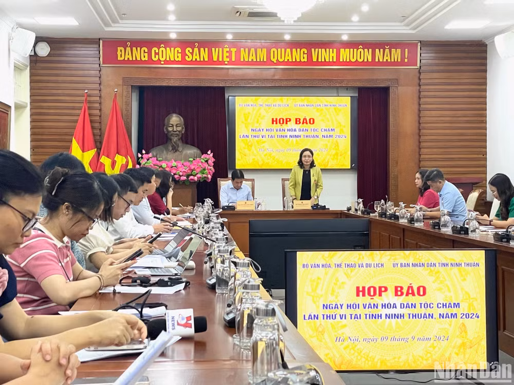 Thứ trưởng Trịnh Thị Thủy phát biểu tại họp báo