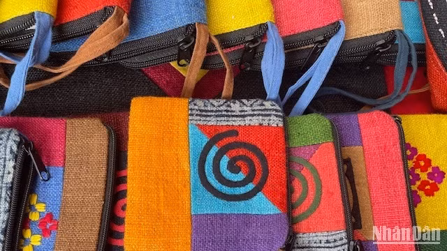 Sản phẩm lưu niệm làm từ vải lanh.