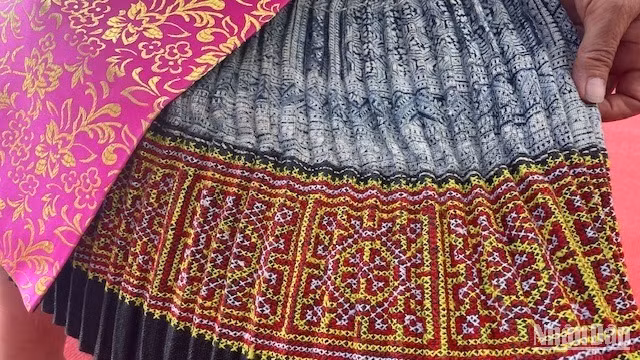 Họa tiết trên chân váy của phụ nữ H'Mông.