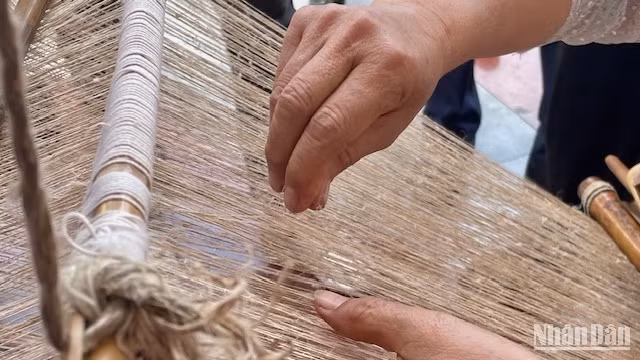 Các công đoạn dệt lanh đều được làm thủ công.