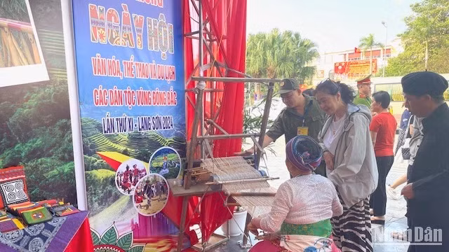 Du khách hào hứng tìm hiểu nghề dệt lanh.