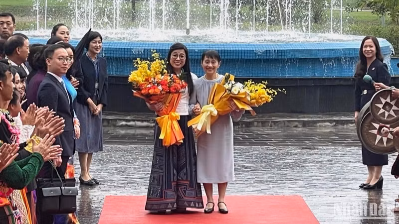 Phu nhân Lê Thị Bích Trân tiếp đón Phu nhân Ishiba Yoshiko tại Làng Văn hoá-Du lịch các dân tộc Việt Nam. 