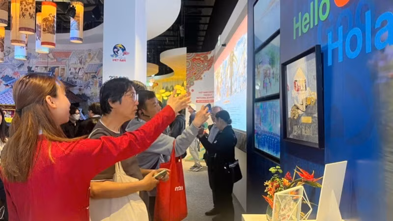 Khách tham quan không gian sản phẩm thủ công của Nhà Triển lãm Việt Nam tại EXPO 2025. (Ảnh: Cục Hợp tác quốc tế)