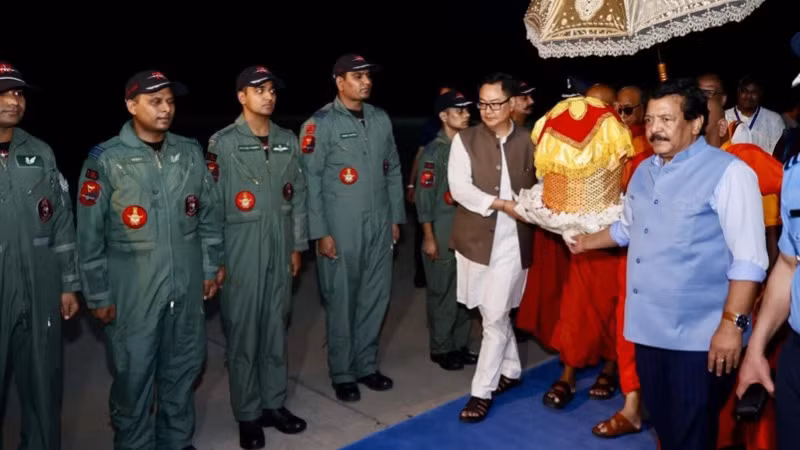 Xá lợi Đức Phật Thích Ca Mâu Ni được cung rước bằng chuyên cơ của Không quân Ấn Độ. (Ảnh: Đại sứ quán Ấn Độ)