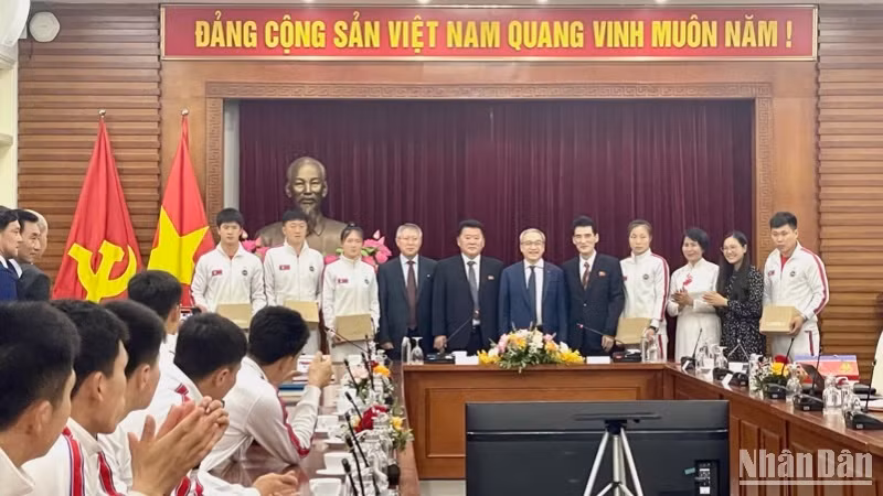 Lãnh đạo Bộ Văn hóa, Thể thao và Du lịch cùng Đại sứ Triều Tiên tại Việt Nam chụp ảnh kỷ niệm cùng đại diện Đoàn võ thuật Taekwondo Triều Tiên.