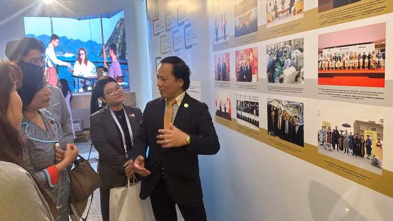 Khu vực trưng bày về 52 năm quan hệ Việt Nam-Nhật Bản.