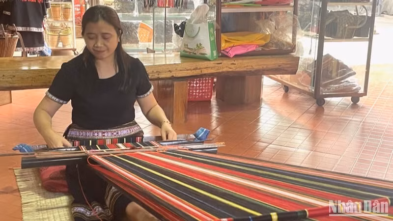 Đời sống vật chất và tinh thần của đồng bào dân tộc thiểu số ngày càng được nâng cao.