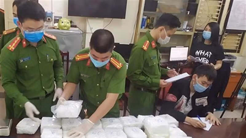 Lực lượng công an phối hợp các đơn vị kiểm đếm số lượng ma túy được thu giữ. (Ảnh: Bộ Công an)