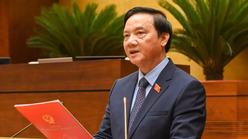 Phó Chủ tịch Quốc hội Nguyễn Khắc Định, Phó Chủ tịch Ủy ban dự thảo Nghị quyết của Quốc hội sửa đổi, bổ sung một số điều của Hiến pháp năm 2013 trình bày tờ trình. (Ảnh: BÙI GIANG)